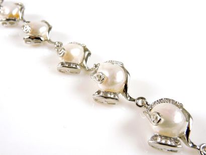 BRACELET PERLES Bracelet en métal argenté orné de 6 perles de culture d'eau douce...