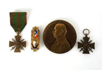 LOT DE MÉDAILLES Lot de 3 médailles : - médaille en bronze au profil de PETAIN par...