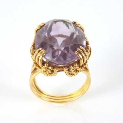 BAGUE AMETHYSTE Bague chevalière en or jaune 18K 750/°° à monture ajourée à décor...