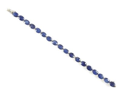 BRACELET SAPHIRS Bracelet articulé en argent 925/°° orné de saphirs ovales facettés...