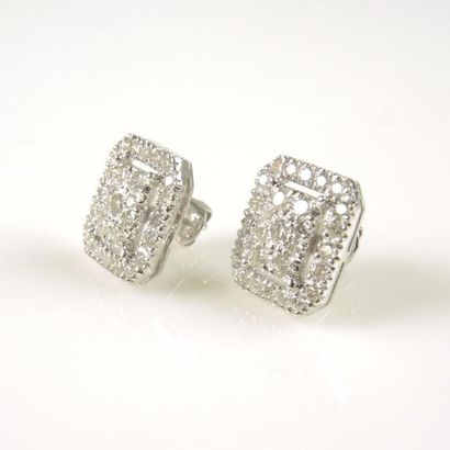 PAIRE DE BOUCLES D'OREILLES DIAMANTS Paire de boucles d'oreilles en or 18ct 750/°°...