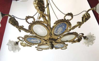 LUSTRE Lustre en bronze redoré à six bras de lumière à décor alterné de médaillons...