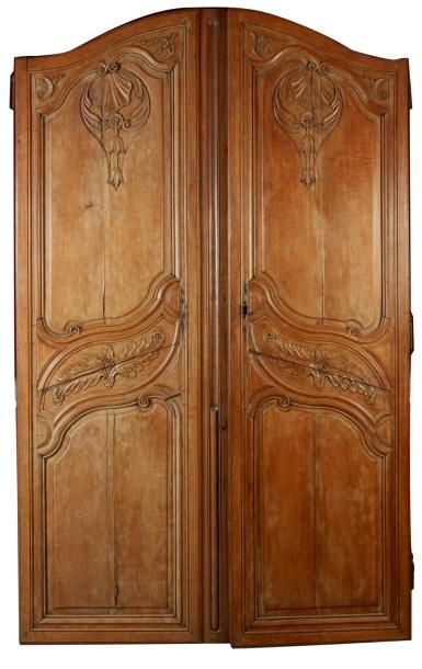 PORTES XVIIIème SIECLE Paire de portes en bois naturel mouluré et sculpté. Epoque...