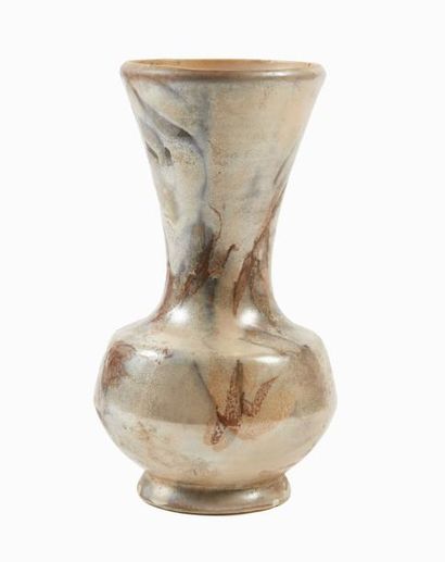 VALLAURIS Vase en faïence émaillée à fond beige à décor de marbrures

H : 24 cm

(petits...