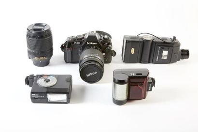 NIKON Lot comprenant : 

- un appareil photo Nikon F 501 et son objectif AF Nikkor...