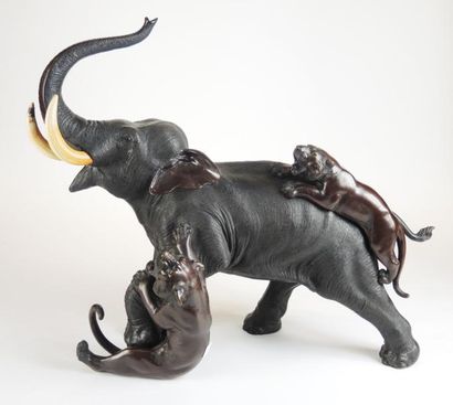 JAPON - Epoque MEIJI (1868 - 1912) Groupe en bronze à patine brune, éléphant attaqué...