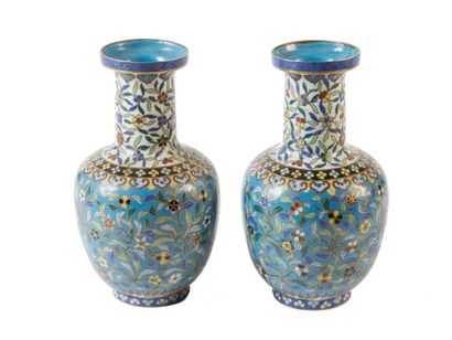 CHINE - XXème siècle Paire de petits vases balustres en bronze et émaux cloisonnés...