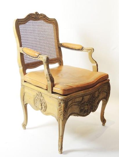 FAUTEUIL DE COMMODITE Fauteuil de commodité en bois naturel sculpté en ceinture et...