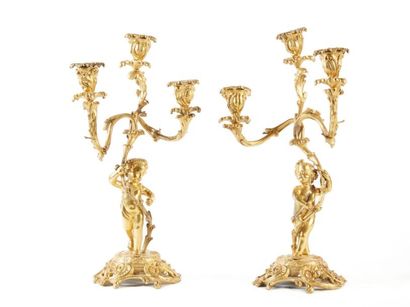 XIXème SIÈCLE. PAIRE DE FLAMBEAUX Paire de flambeaux en bronze doré ciselé présentant...