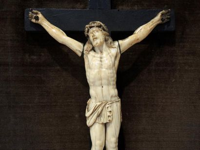 CHRIST XVIIIème SIECLE Christ en croix en ivoire et bois et noirci dans un encadrement...