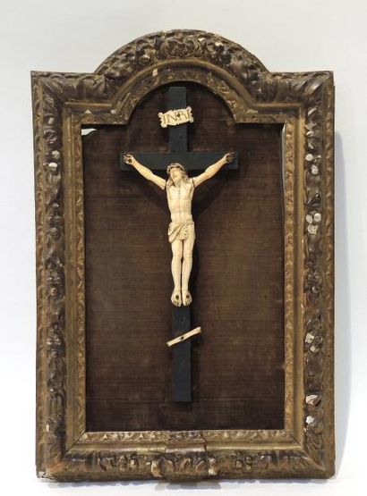 CHRIST XVIIIème SIECLE Christ en croix en ivoire et bois et noirci dans un encadrement...