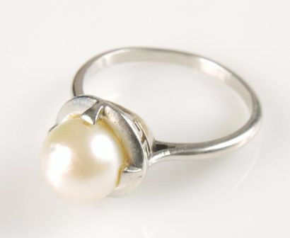 BAGUE PERLE Bague en platine 350/°° rehaussée d'une perle de culture (diam: 7,8mm)....