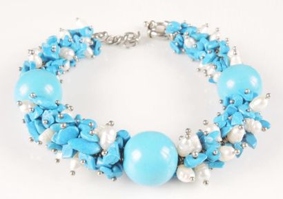 BRACELET TURQUOISE Bracelet composé de boules et perles de turquoise reconstituée...