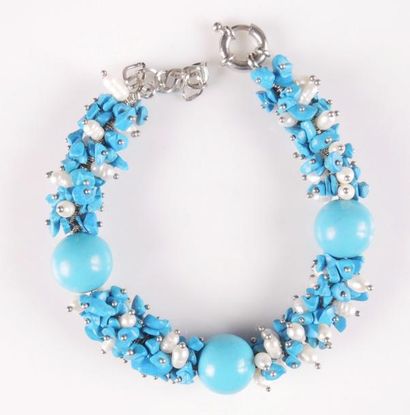 BRACELET TURQUOISE Bracelet composé de boules et perles de turquoise reconstituée...