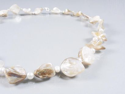 COLLIER NACRE PERLE Collier composé de pétales de nacre alternées de perles de culture...