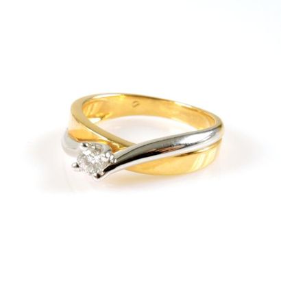 BAGUE SOLITAIRE DEUX ORS Bague solitaire en or 18K (750°/00) deux tons composée de...