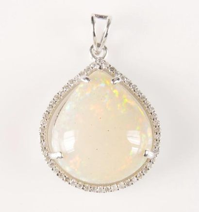 PENDENTIF OPALE DIAMANTS Pendentif en or gris 18K 750/°° centrée d'une opale en cabochon...