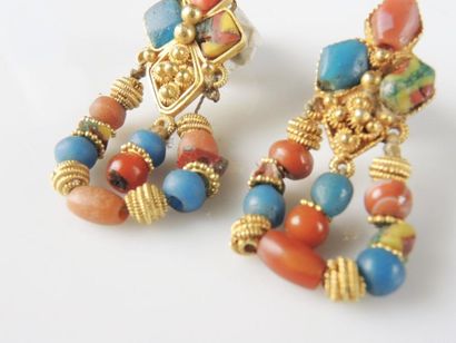 PAIRE DE BOUCLES D'OREILLES OR, VERRE ET CORNALINE Paire de boucles d'oreilles en...