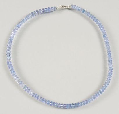 COLLIER TANZANITE Collier composé de perles ovales de tanzanites. Fermoir mousqueton...