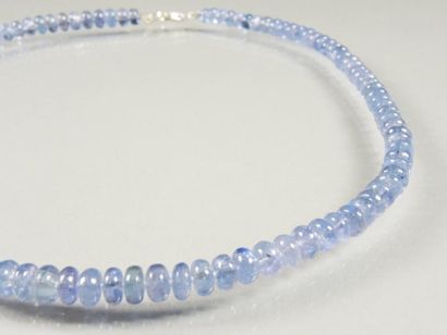 COLLIER TANZANITE Collier composé de perles ovales de tanzanites. Fermoir mousqueton...
