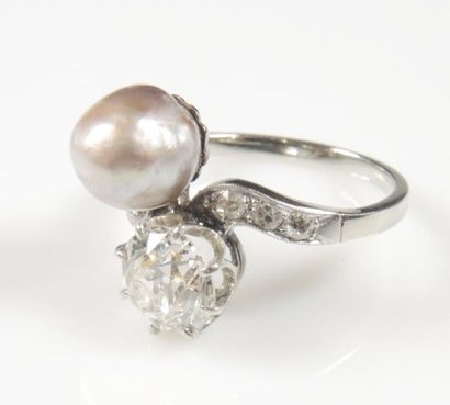 BAGUE ''TOI ET MOI'' EN OR ET PERLE Bague solitaire en or blanc 18K (750°/00) sertie...