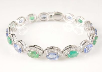 BRACELET TANZANITES EMERAUDES DIAMANTS Bracelet articulé en or gris 18K 750/°° rehaussé...