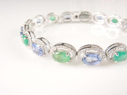 BRACELET TANZANITES EMERAUDES DIAMANTS Bracelet articulé en or gris 18K 750/°° rehaussé...