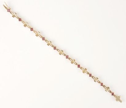 BRACELET OR, RUBIS ET DIAMANTS Bracelet ligne articulé en or 18K (750°/00), rubis...