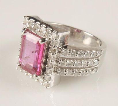 BAGUE TOURMALINE DIAMANTS Bague en or gris 18K 750/°° centrée d'une tourmaline de...