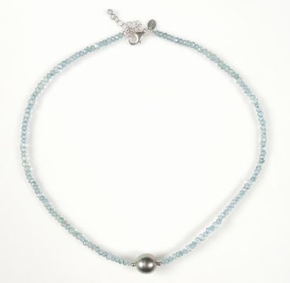 COLLIER CRISTAL PERLE Collier composé de perles de cristal bleu facettées centré...