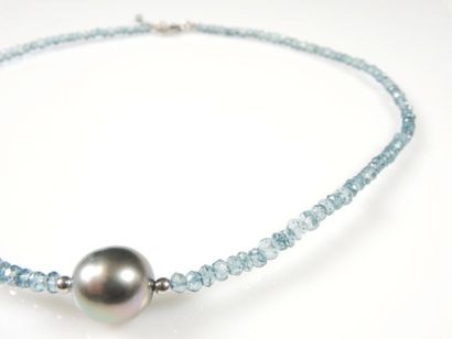 COLLIER CRISTAL PERLE Collier composé de perles de cristal bleu facettées centré...