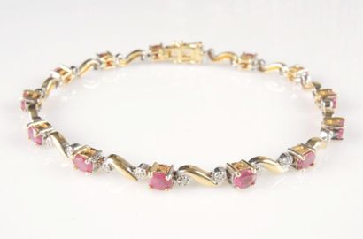 BRACELET RUBIS DIAMANTS Bracelet articulé en or jaune 18K 750/°° rehaussé de rubis...