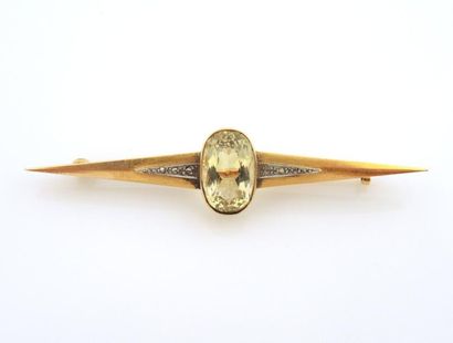 BROCHE LOSANGIQUE OR ET SCAPOLITE Broche barrette en or jaune 18K (750°/00) sertie...