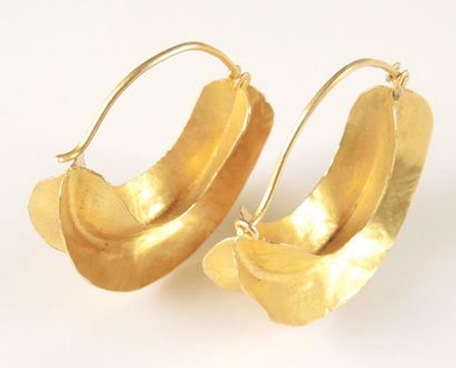 PAIRE DE CRÉOLES EN OR Paire de boucles d’oreilles créoles polylobées en or jaune...