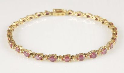 BRACELET RUBIS DIAMANTS Bracelet articulé en or jaune 18K 750/°° rehaussé de rubis...