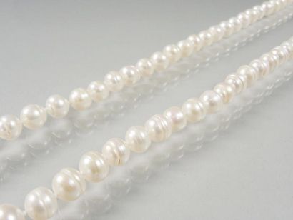 SAUTOIR PERLES Sautoir de perles de culture d'eau douce (diam: 10 à 11mm). Long:...