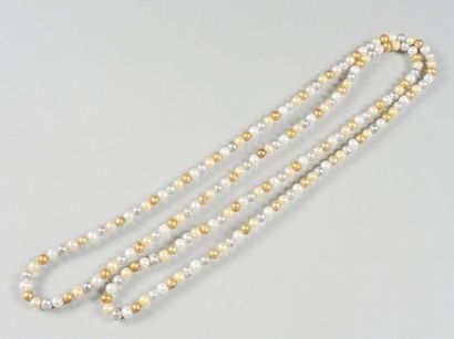 SAUTOIR PERLES Sautoir de perles de culture d'eau douce teintées gold et blanches...