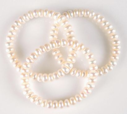 BRACELETS PERLES Ensemble de trois bracelets composés de demies-perles d'eau douce...