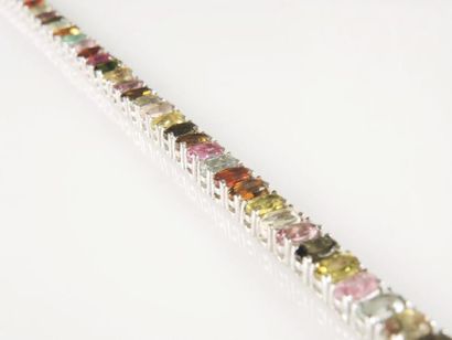 BRACELET TOURMALINES Bracelet articulé en argent 925/°° rehaussé de tourmalines multicolores...