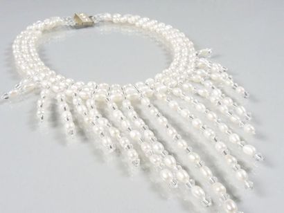 COLLIER PLASTRON PERLES Collier plastron à trois rangs composé de perles de culture...