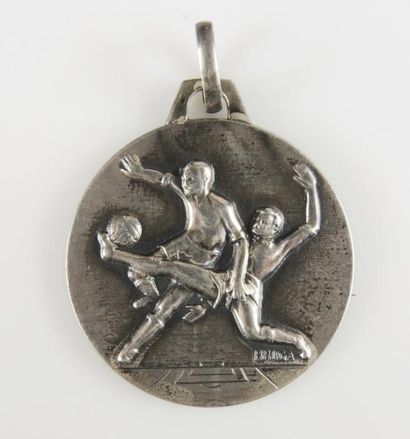 MEDAILLE ARGENT Médaille en argent 800/°° à décor d'une action au football signée...
