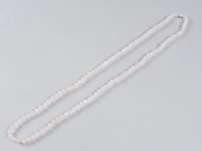 SAUTOIR QUARTZ Sautoir composé de perles de quartz rose facettées. Long: 90 cm