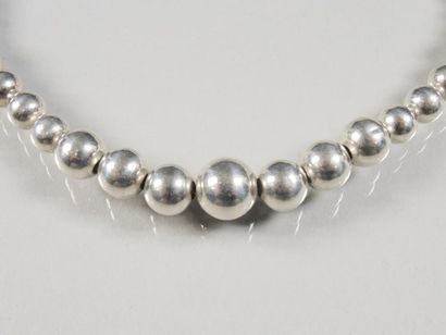 COLLIER ARGENT Collier dit ''marseillais'' ras de cou en chute composé de boules...