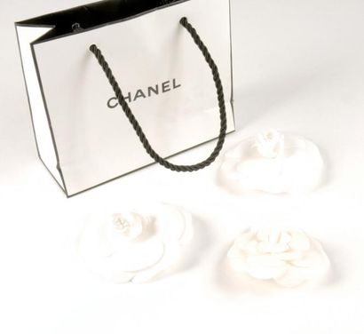 CHANEL FLEURS DE CAMÉLIA Chanel. Trois broches ''fleurs de camélia'' en fil amidonné....