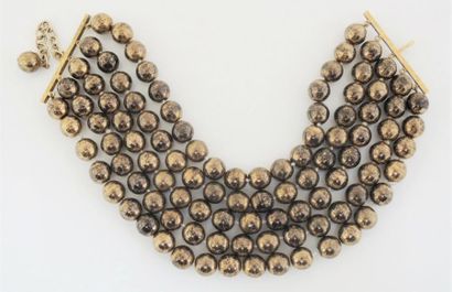 CHANEL COLLIER DE CHIEN composé de perles en verre métallisé patiné cuivré en cinq...