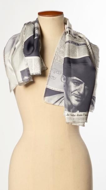 CHRISTIAN DIOR par JOHN GALLIANO (2000) CARRE frangé en soie imprimée de revues de...