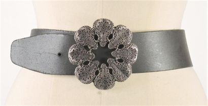 BEATRICE D'ESTREES, ANONYME Large CEINTURE en simili reptile prune, importantes boucles...