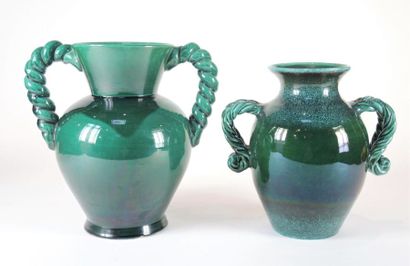 ANONYME Deux vases à fond vert à deux cols évasés et deux anses torsadées (dont un...