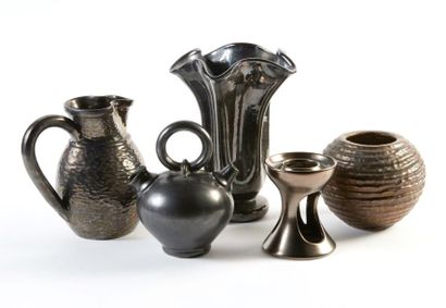 ANONYME, GIGUGE, CORSE Ensemble de 5 pièces à fond noir métallisé dont 2 vases (un...