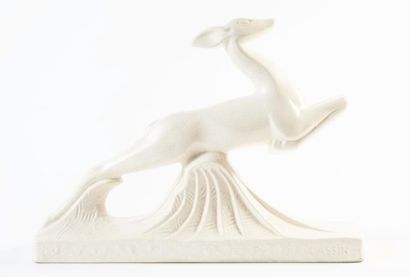 CASSIN Sculpture à fond blanc craquelé représentant une antilope sautant. Signé sur...